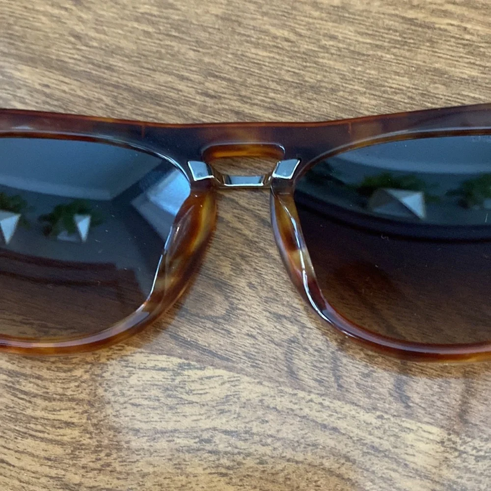 Prada sunglasses; tortoise frames; original case and box unisex - Picture 13 of 13